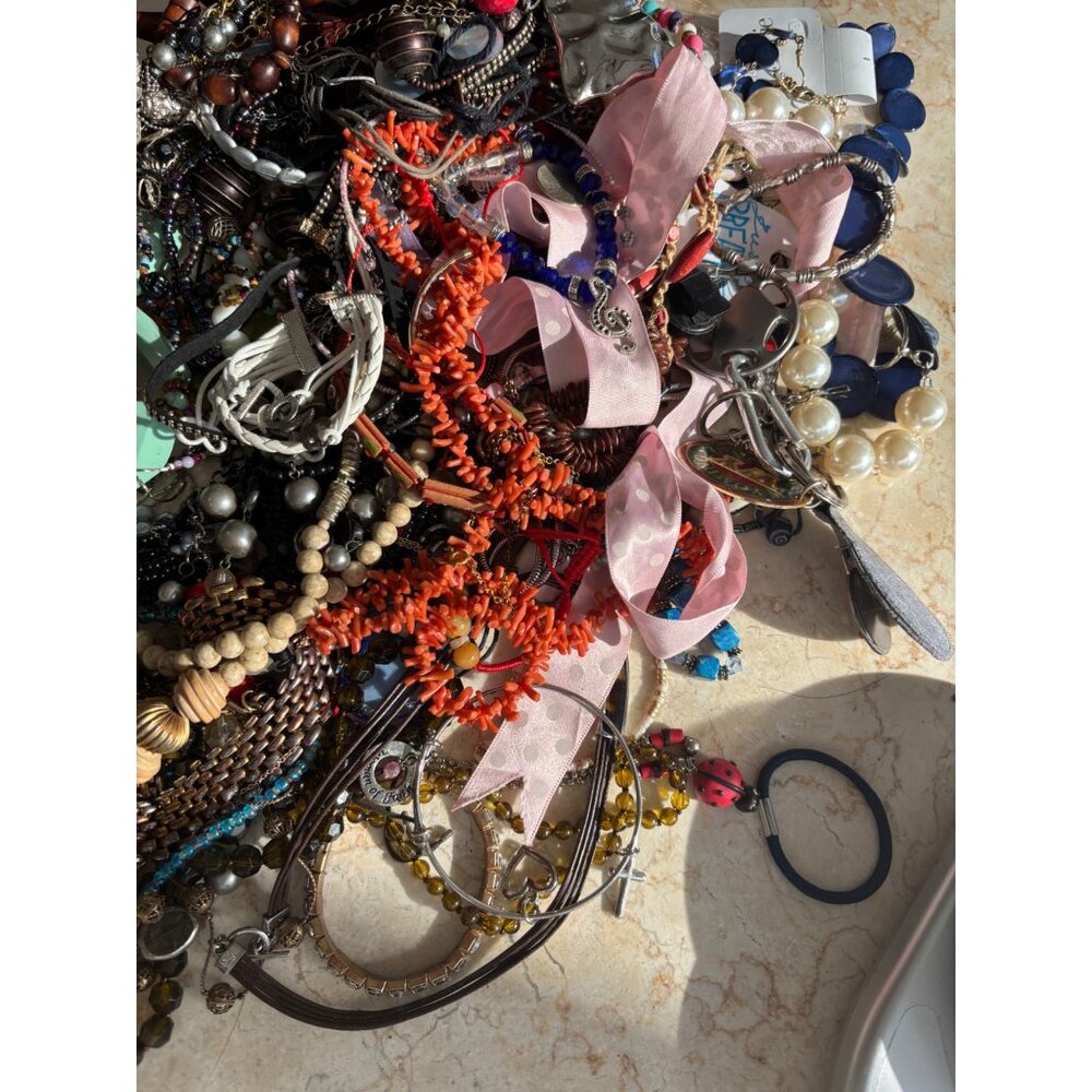 4.1 pounds Mixed Jewelry Lot With Beaded Necklaces Bracelets & Earrings Assortme - Picture 14 of 14